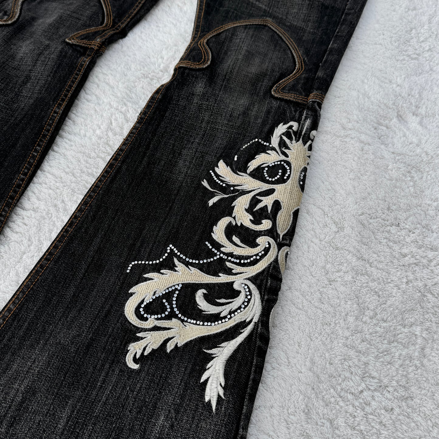 Tornado Mart Tribal Embroidery Flared Jeans