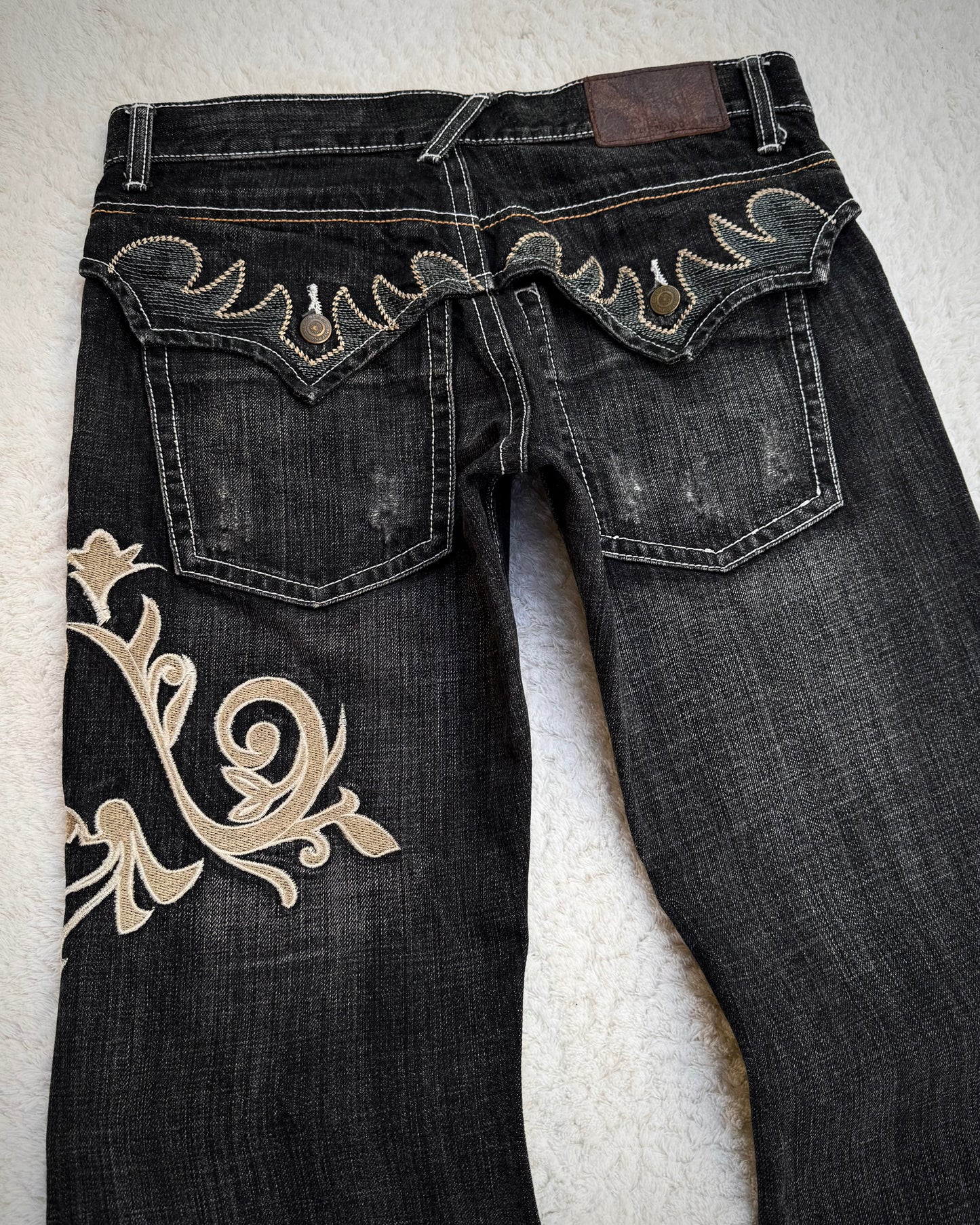 Tornado Mart Tribal Embroidery Flared Jeans