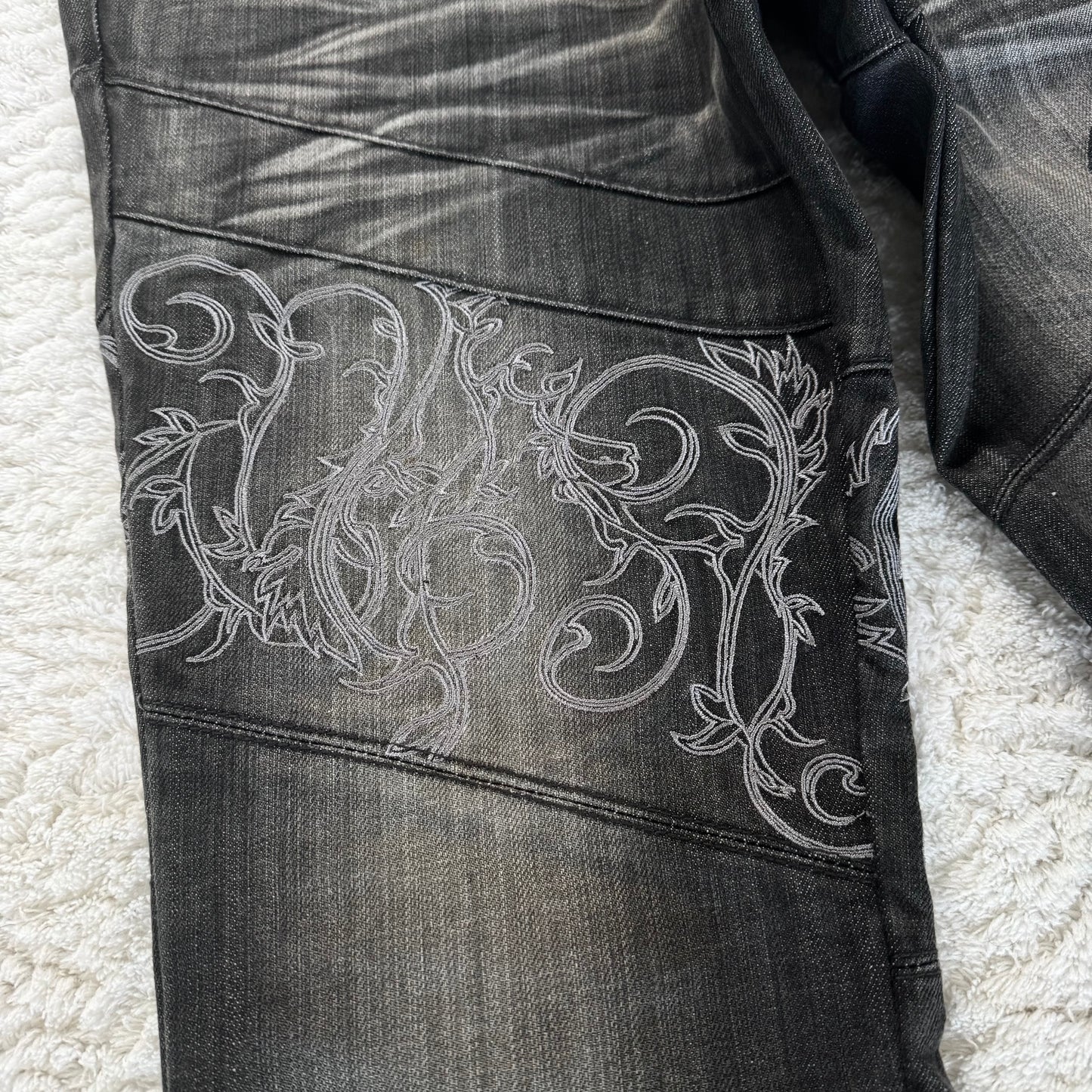 Tornado Mart Tribal Embroidery Flared Jeans