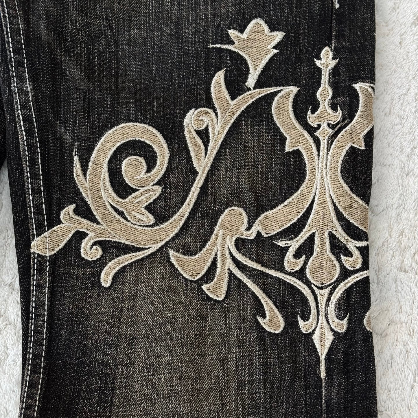 Tornado Mart Tribal Embroidery Flared Jeans