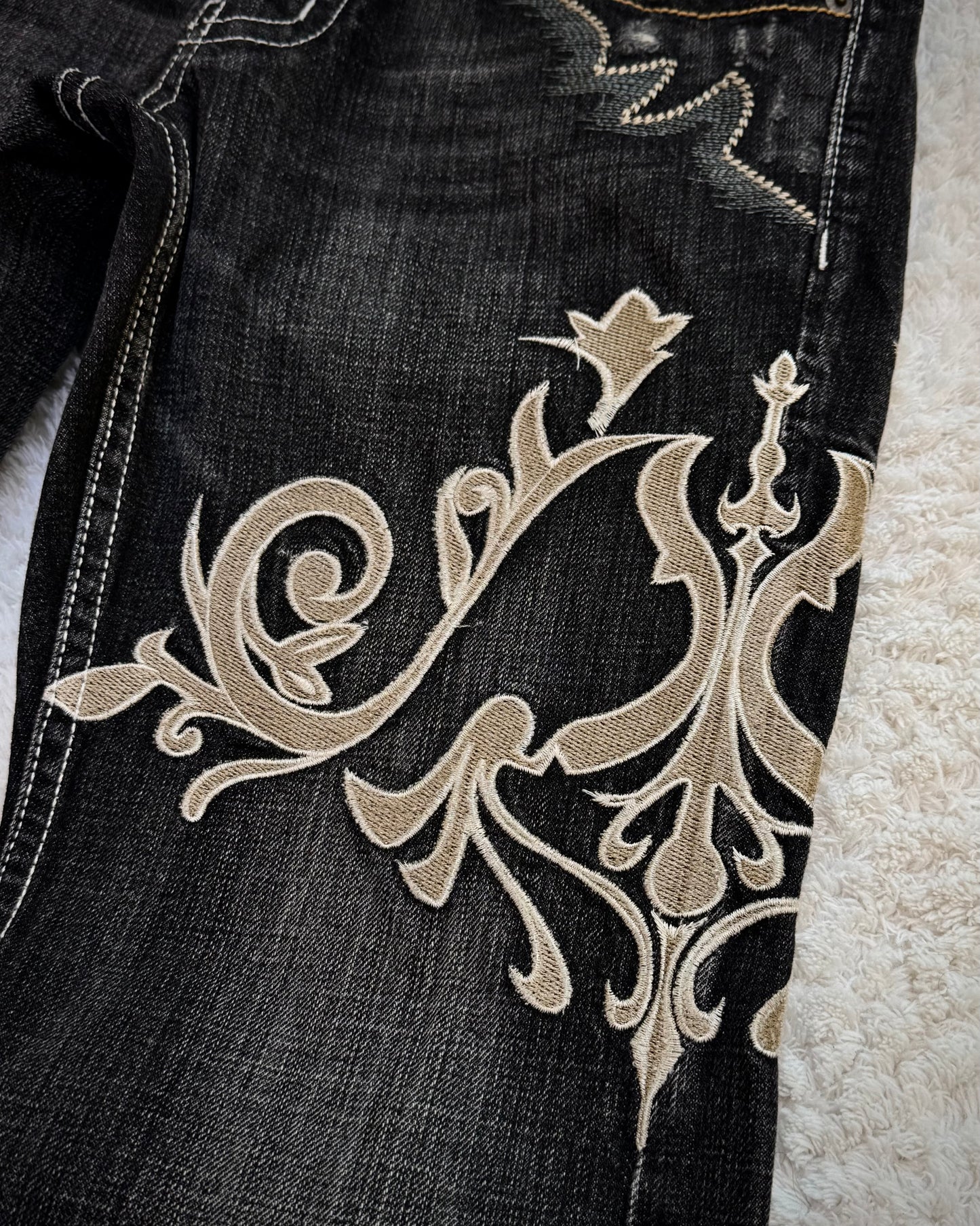 Tornado Mart Tribal Embroidery Flared Jeans