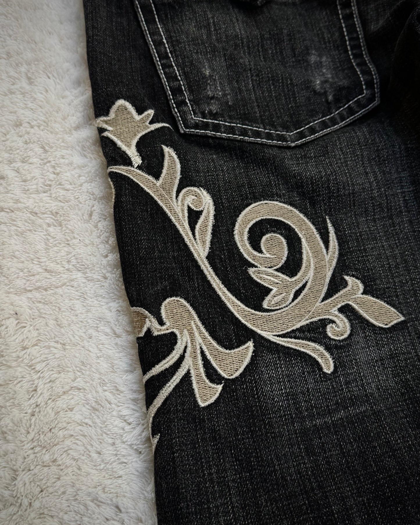 Tornado Mart Tribal Embroidery Flared Jeans