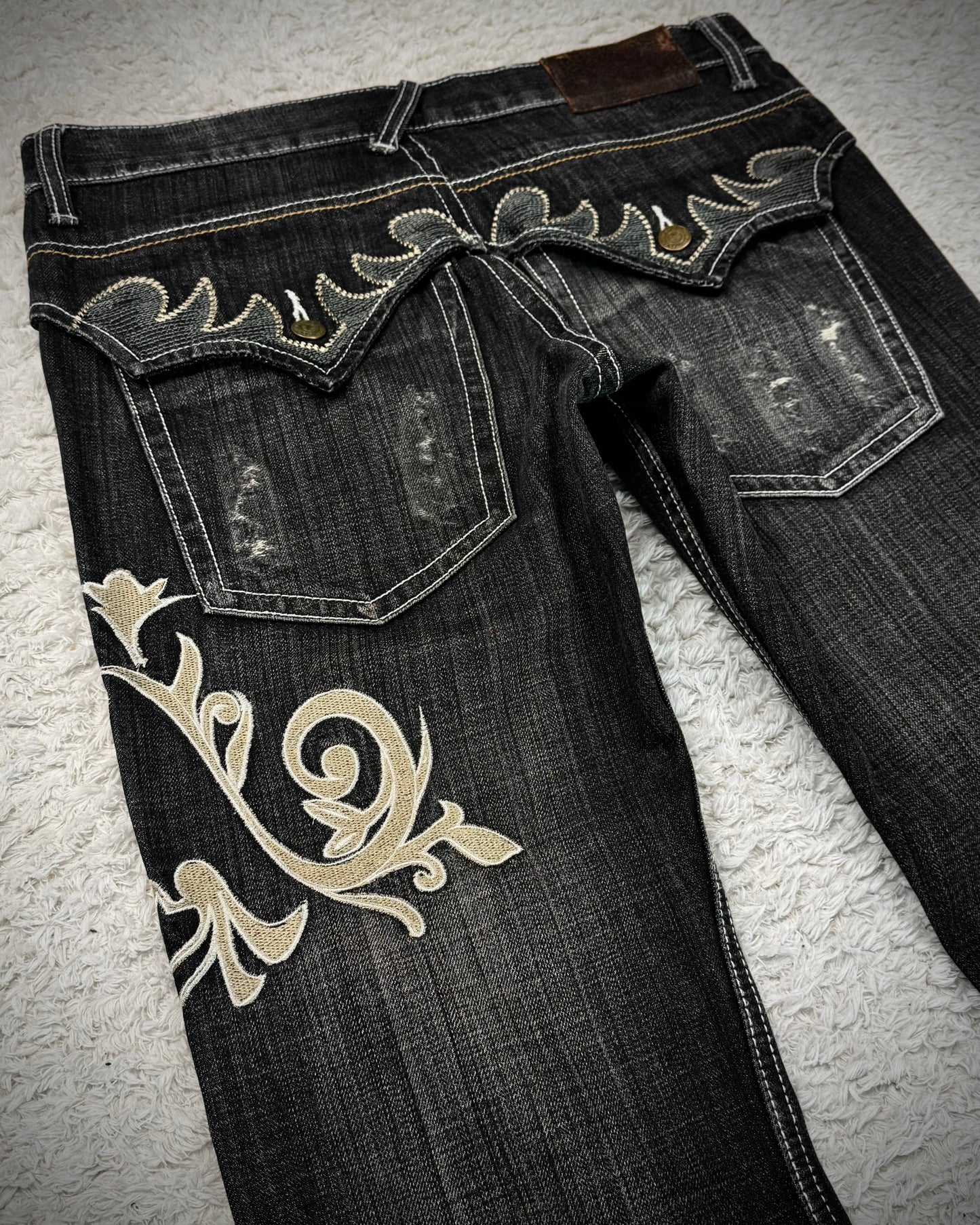 Tornado Mart Tribal Embroidery Spiral Flared Jeans