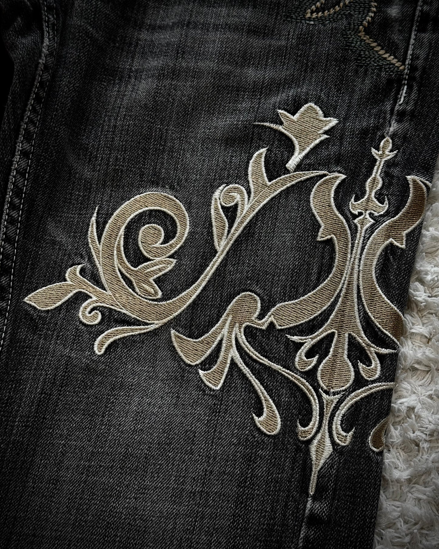 Tornado Mart Tribal Embroidery Spiral Flared Jeans