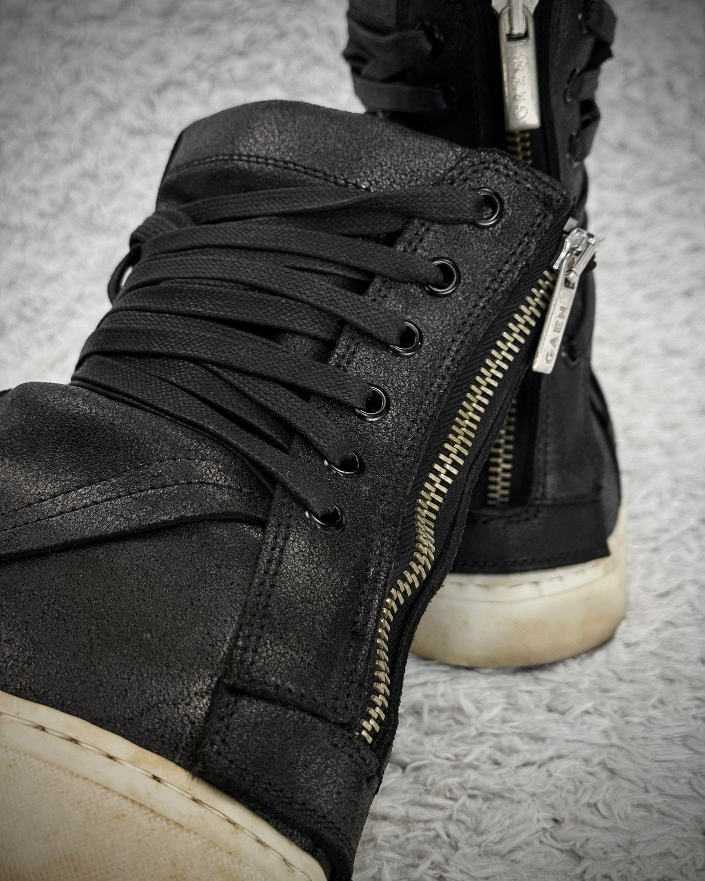 Gaen Backlace Zippered Sneakers