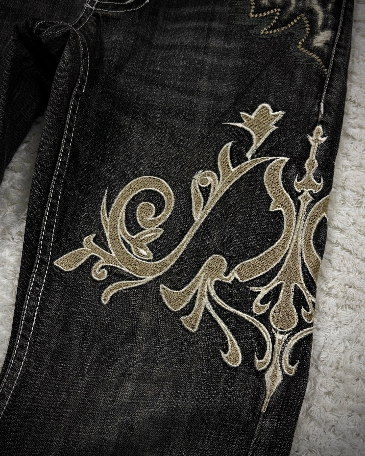 Tornado Mart Tribal Embroidery Flared Jeans