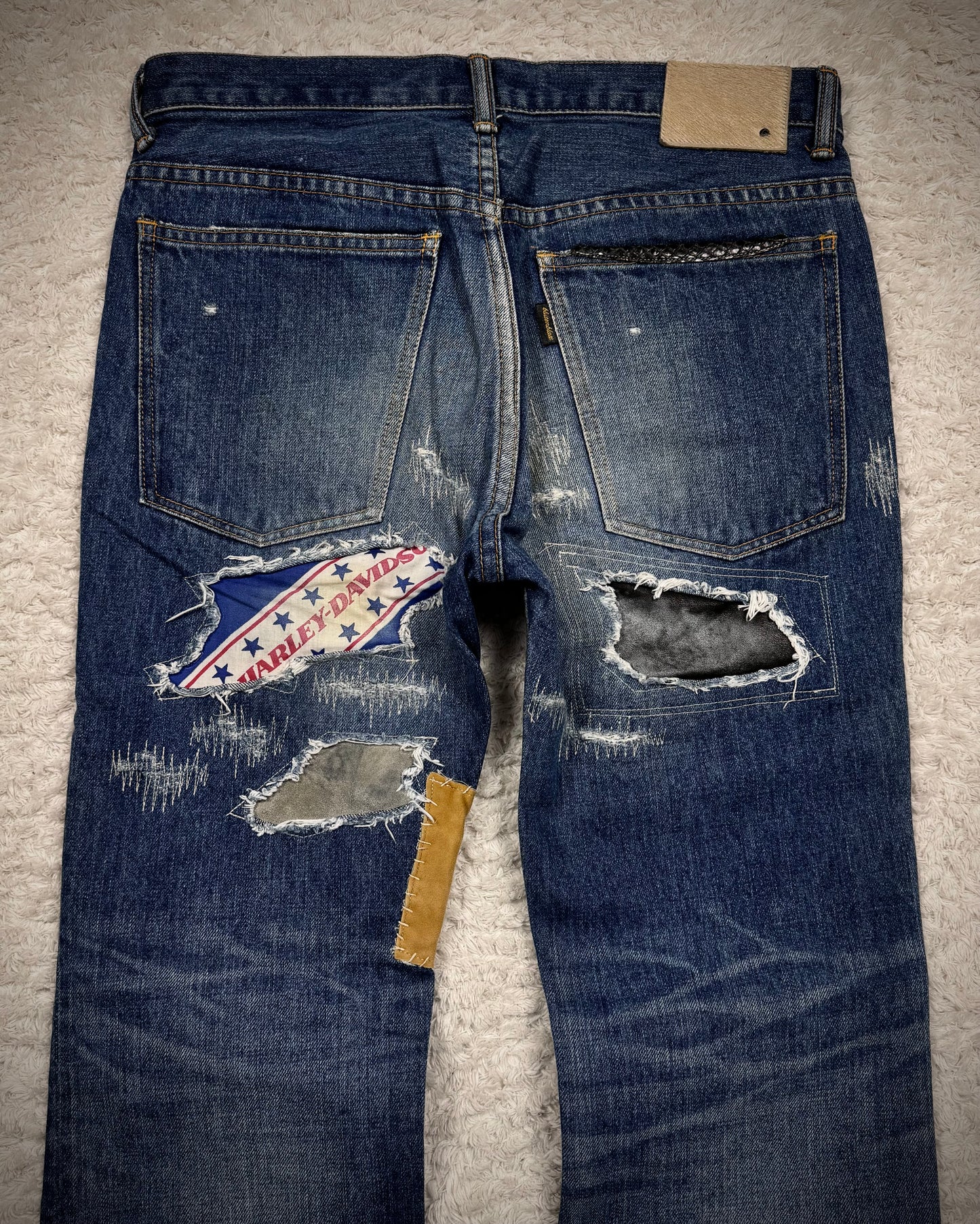 Blütenblatt Leather Stitch Repaired Bootcut Denim