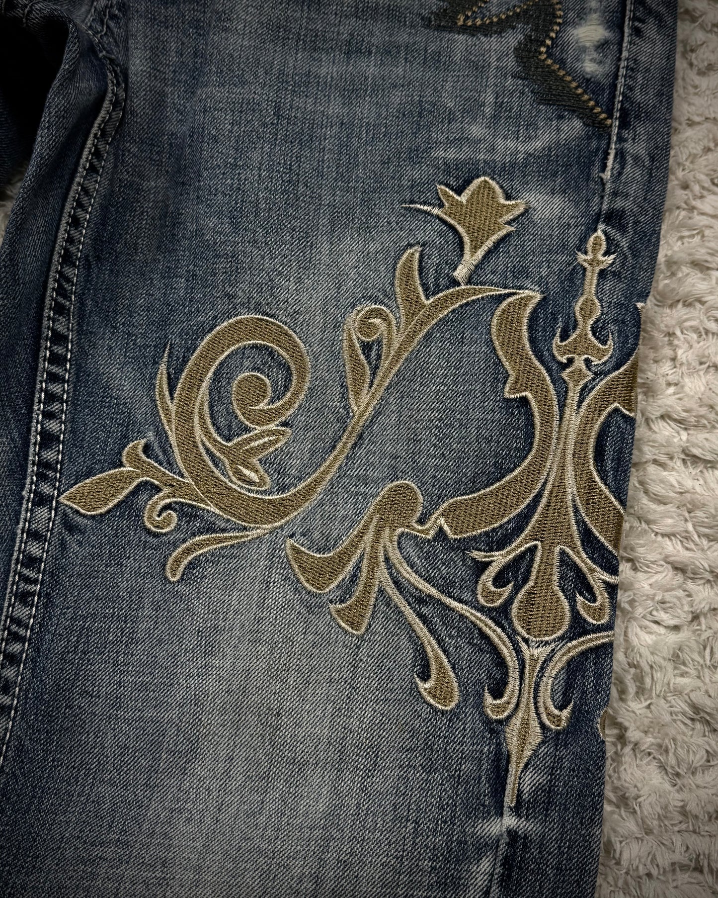 Tornado Mart Tribal Embroidery Flared Jeans
