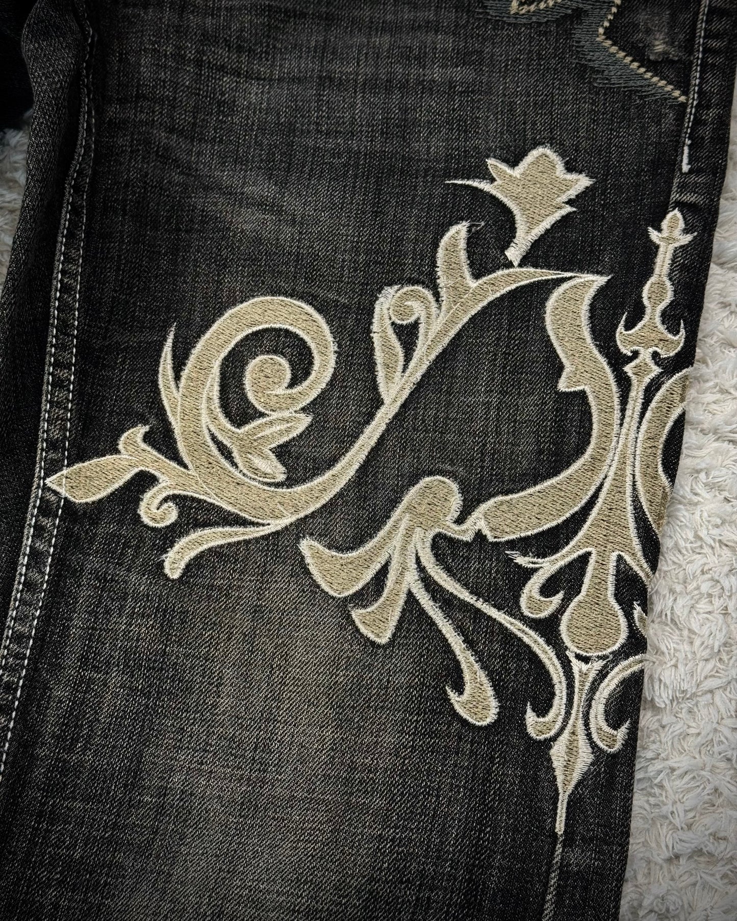 Tornado Mart Tribal Embroidery Spiral Flared Jeans